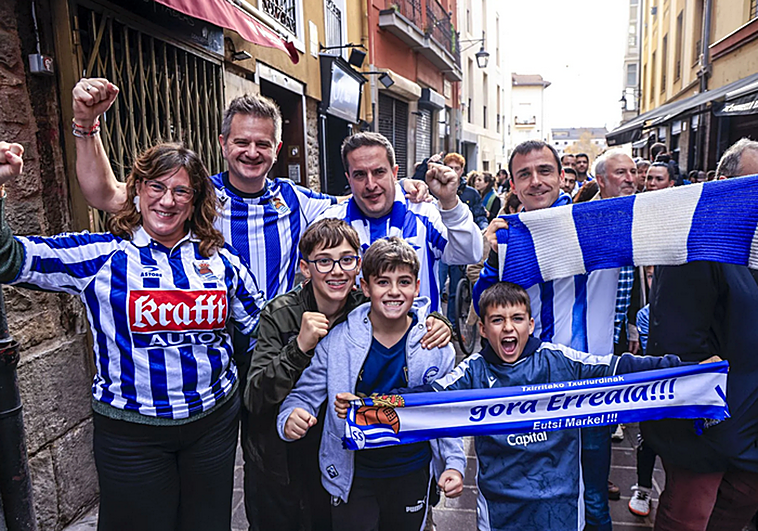 Las aficiones del Alavés y de la Real Sociedad inundan las calles de Vitoria